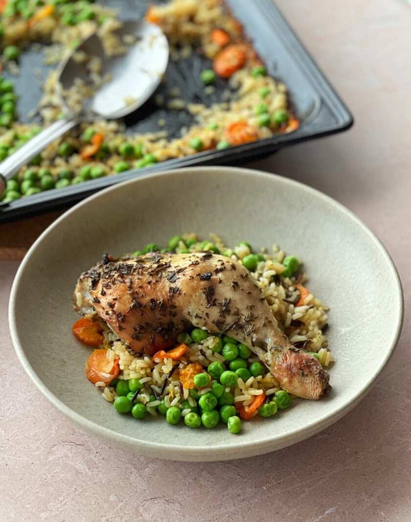 Pouletschenkel aus dem Ofen mit Reis und Gemüse auf einem Teller