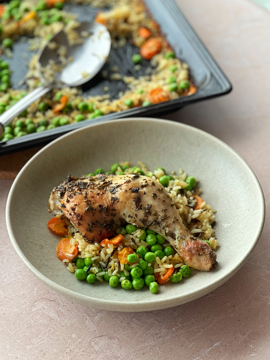 Pouletschenkel aus dem Ofen mit Reis und Gemüse auf einem Teller