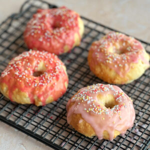 Schnelle Donuts aus dem Backofen abkühlen lassen