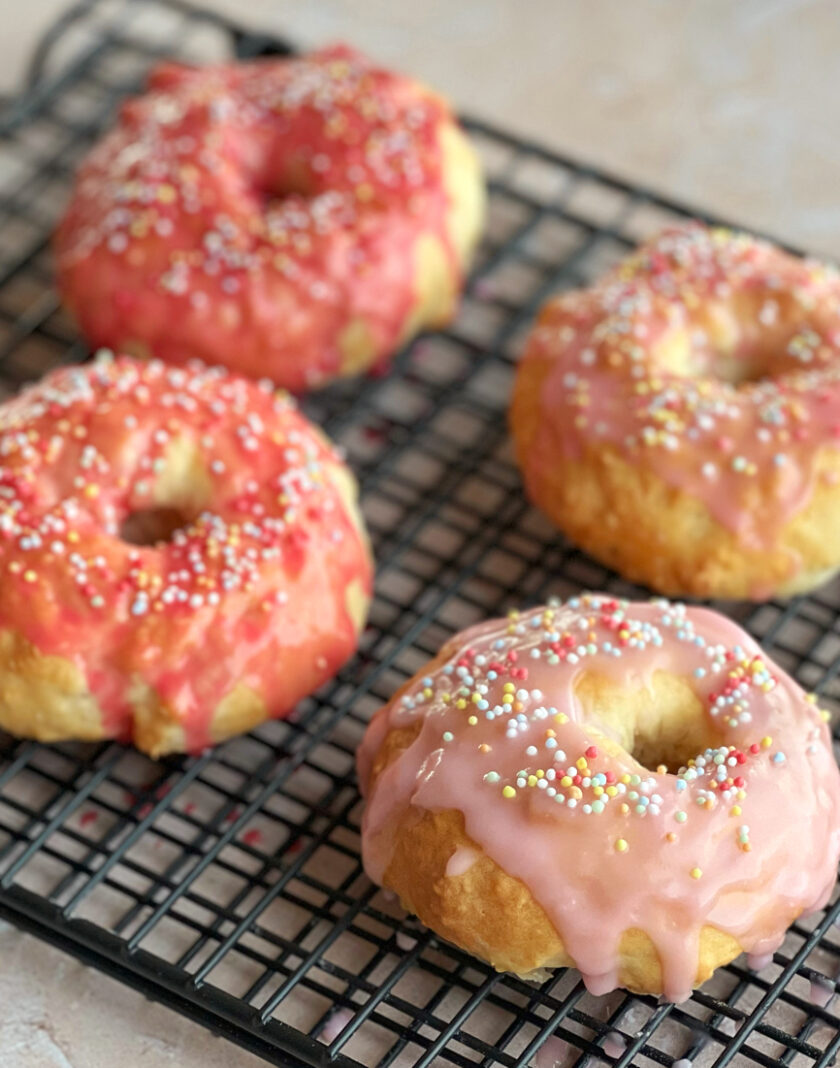 Schnelle Donuts aus dem Backofen abkühlen lassen