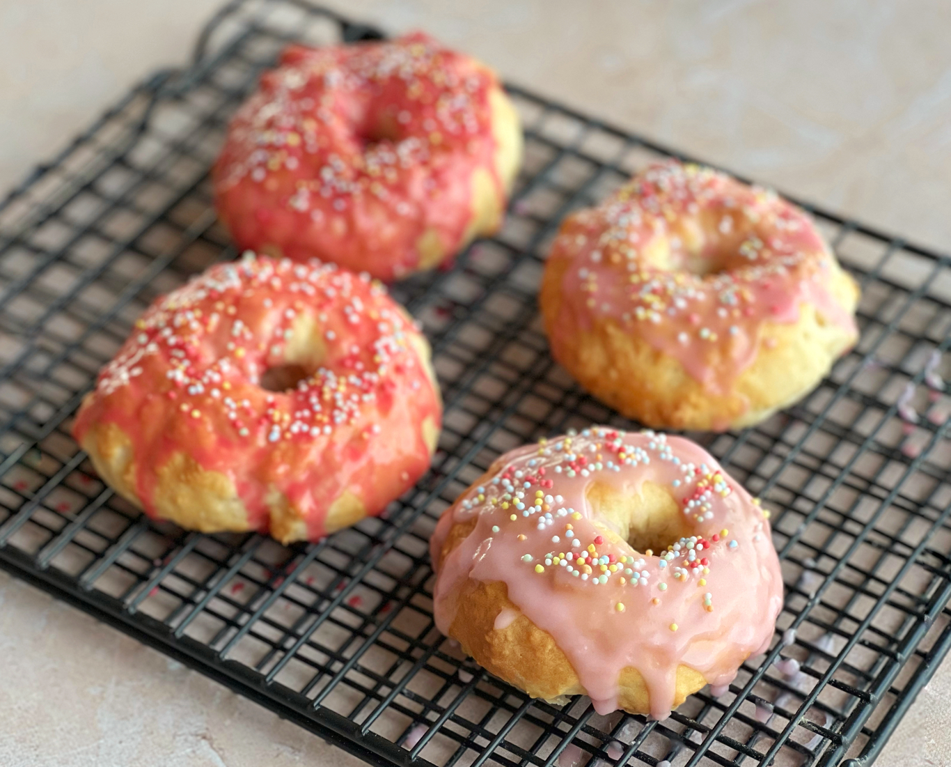 Schnelle Donuts aus dem Backofen abkühlen lassen