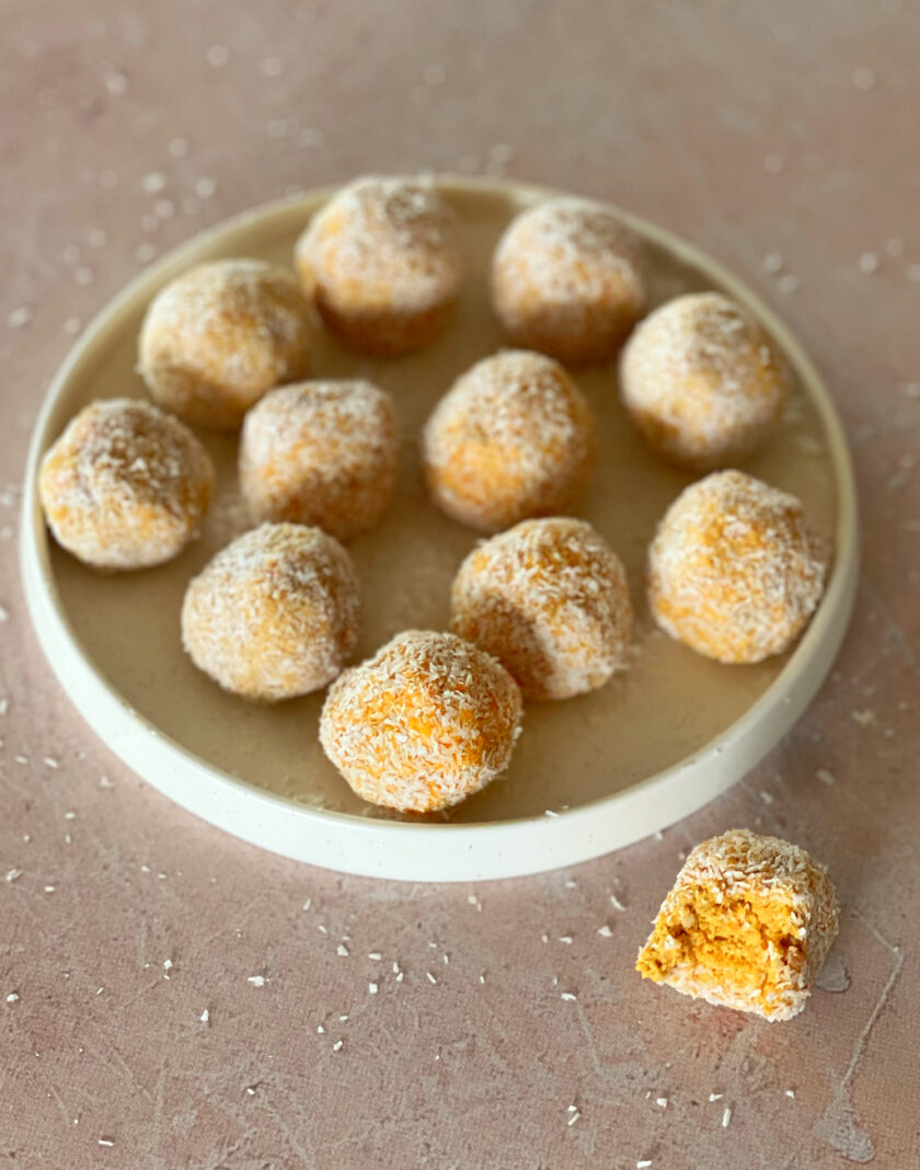 Karottenkuchen-Pralinen ohne Backen auf einem Teller