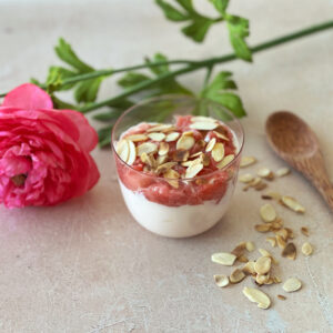 Rhabarber Joghurt Bowl mit Blume