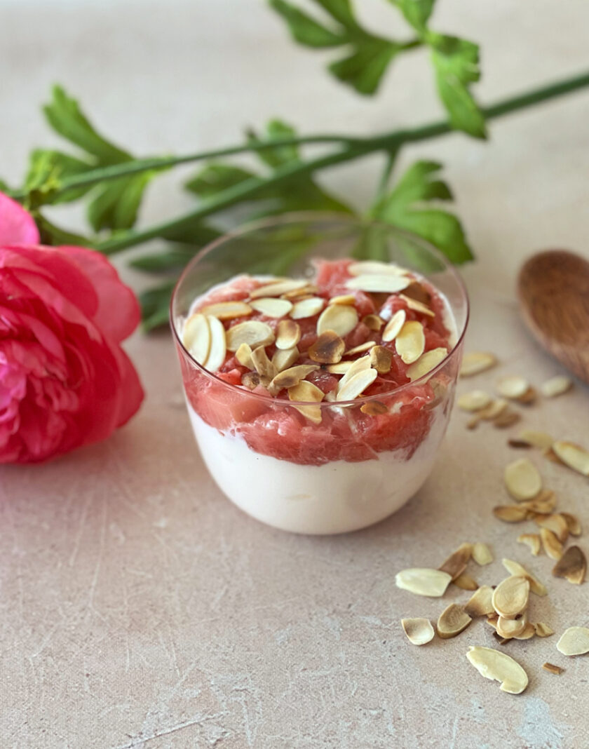 Rhabarber Joghurt Bowl mit Blume