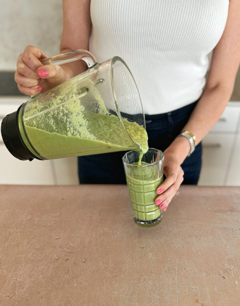 Fenchel-Sellerie-Apfel-Smoothie mixen und servieren