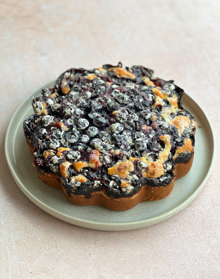 Backe den Kuchen im vorgeheizten Backofen bei 180 Grad Heissluft für etwa 50 Minuten. Lass ihn nach dem Backen etwas abkühlen, bevor du ihn servierst.