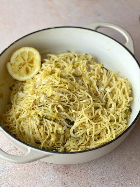 Nach Belieben mit restlichem Zitronensaft und -abrieb und zusätzlich Parmesan servieren.