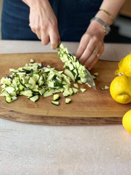 Den Knoblauch schälen und fein hacken. Zucchini halbieren, beide Seiten dritteln und in feine Scheiben schneiden. Den Parmesan fein reiben. Einen grossen Topf mit reichlich Wasser füllen, salzen und zum Kochen bringen. Sobald das Wasser kocht, die Nudeln in den Topf geben und etwa 2 Minuten weniger als die empfohlene Zeit kochen (7 Min.), damit sie noch sehr bissfest sind. Während die Nudeln kochen, Butter und Olivenöl bei mittlerer Temperatur in einer Pfanne erhitzen. Sobald die Butter geschmolzen ist, Knoblauch hineingeben und unter Rühren etwa 2 Minuten langsam erhitzen. Zucchini dazugeben. 