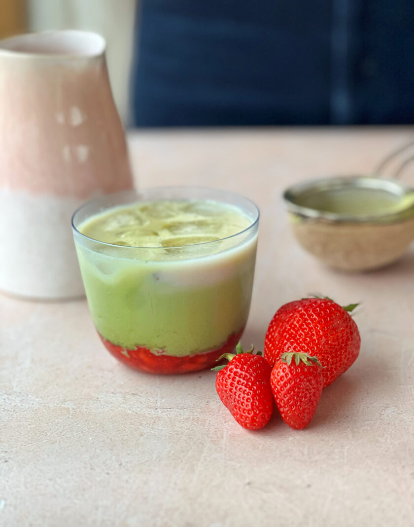 Erdbeeren zerkleinern und auf zwei Gläser verteilen. Vanille Zucker darüber streuen und die Erdbeeren leicht zerdrücken. Eiswürfel darauf setzen.