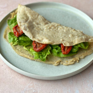 2 Zutaten Quinoa Crêpes 2 2 Zutaten Quinoa Crêpes auf einem Teller
