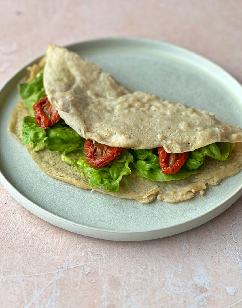 2 Zutaten Quinoa Crêpes auf einem Teller