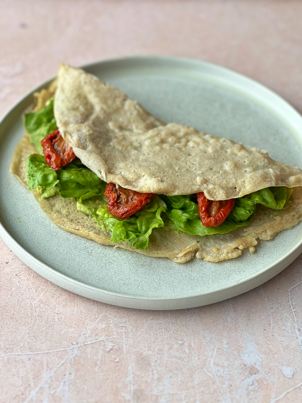 2 Zutaten Quinoa Crêpes auf einem Teller