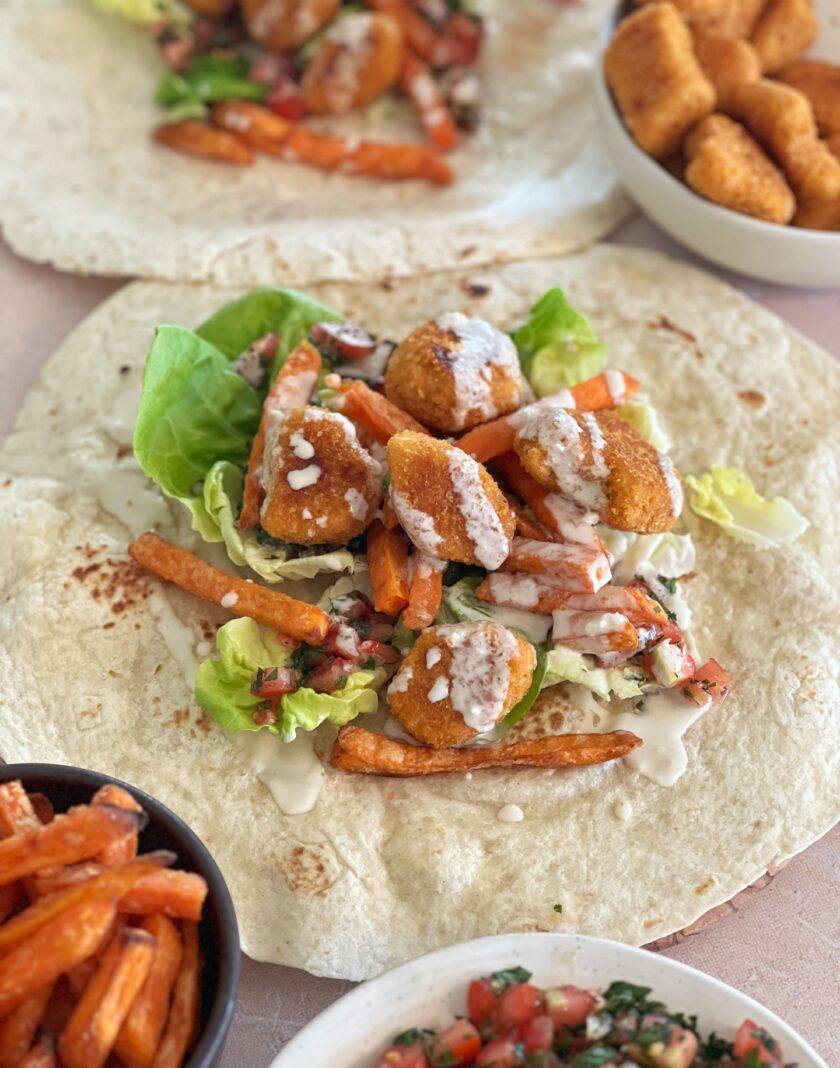 Shawarma besteht traditionell aus dünn geschnittenem, mariniertem Fleisch, das auf einem vertikalen Drehspiess gegrillt und dann in Fladenbrot oder Pita serviert wird.