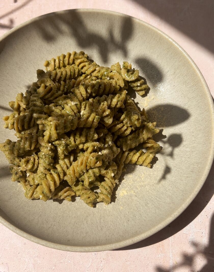 Pesto mit Zucchini und Brokkoli auf einem Teller