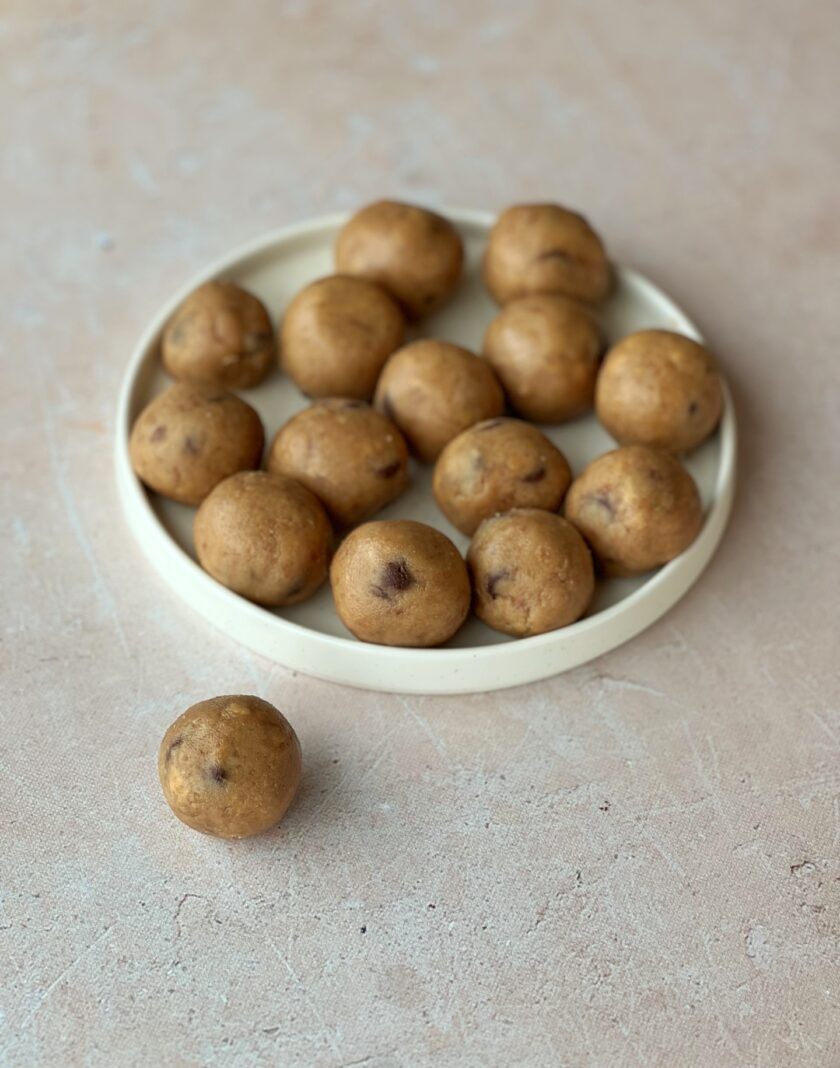 Gesunde Cookie Dough Pralinen fertig serviert