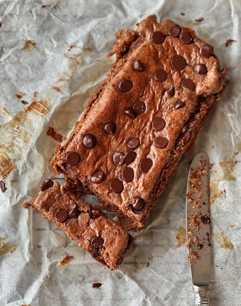 Warum du diesen Kuchen lieben wirst Dieser Fitnesskuchen vereint das Beste aus zwei Welten: Er ist nicht nur unglaublich saftig und schokoladig, sondern auch reich an Proteinen. Mit jedem Bissen geniesst du: Hohen Proteingehalt für deine Muskeln Wenig Zucker und Fett Köstlichen Schokoladen-Kokos-Geschmack Saftige Konsistenz trotz weniger Kalorien