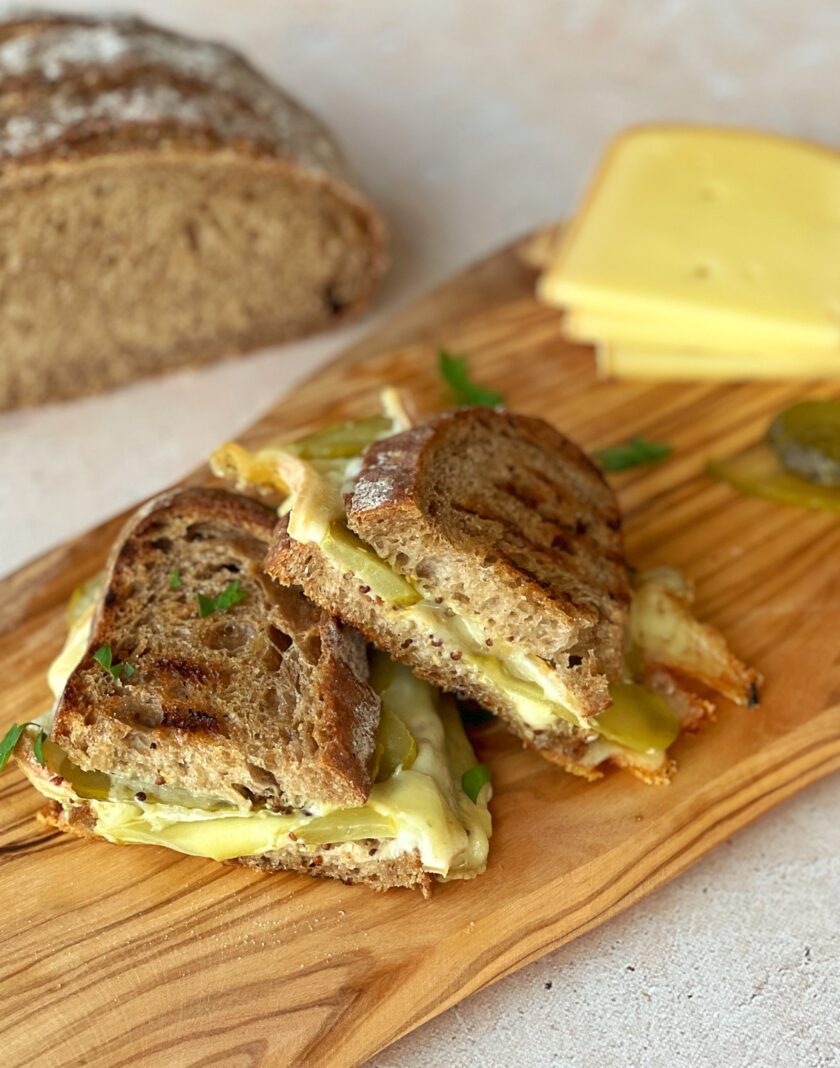 Raclette Grilled Cheese Sandwich servieren
