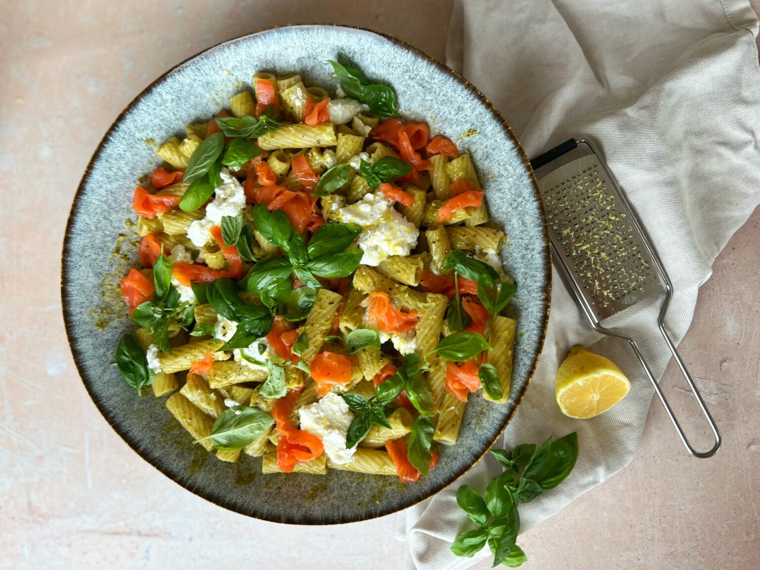 Lachsnudeln mit Zitronenpesto - ANA + NINA
