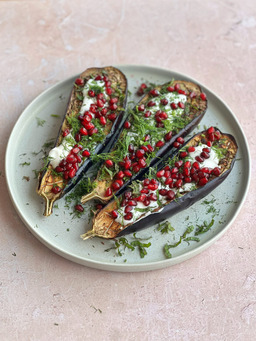 Gebackene Auberginen mit Joghurtsauce und Granatapfel - ANA + NINA