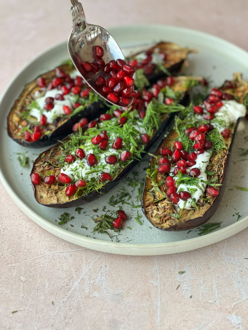 Gebackene Auberginen mit Joghurtsauce und Granatapfel - ANA + NINA