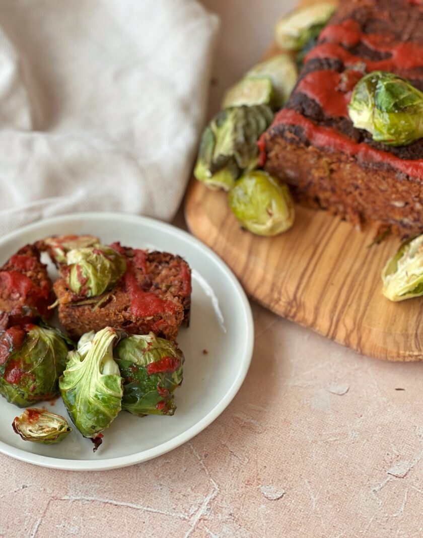 Alle vorbereiteten Zutaten mit Tomatenmark, Senf, Sojasauce, Kräutern in der grossen Schüssel vermengen. 5. Mit Salz und Pfeffer abschmecken. Kichererbsenmehl unterkneten und 5-10 Minuten ruhen lassen. Masse in eine gefettete Kastenform füllen und glatt streichen.