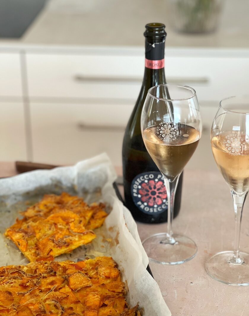 Scarpaccia mit Kürbis servieren