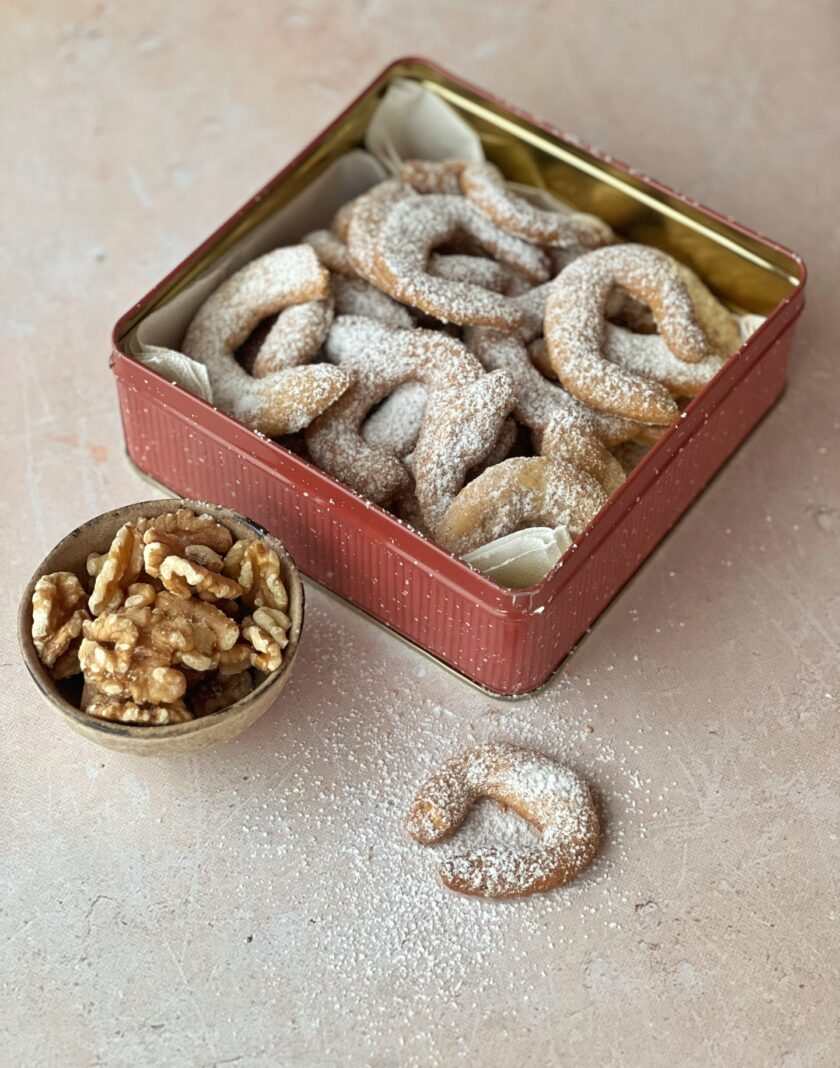 Weihnachten steht vor der Tür und damit die Zeit der duftenden Guetzli. Meine Walnuss-Vanillekipferl sind ein absoluter Klassiker, der auf keinem festlichen Guetzli-Teller fehlen darf. Die zarten, mürben Hörnchen sind meine absoluten Lieblings-Guetzli, sie zergehen auf der Zunge und verbreiten weihnachtlichen Duft in der ganzen Küche.