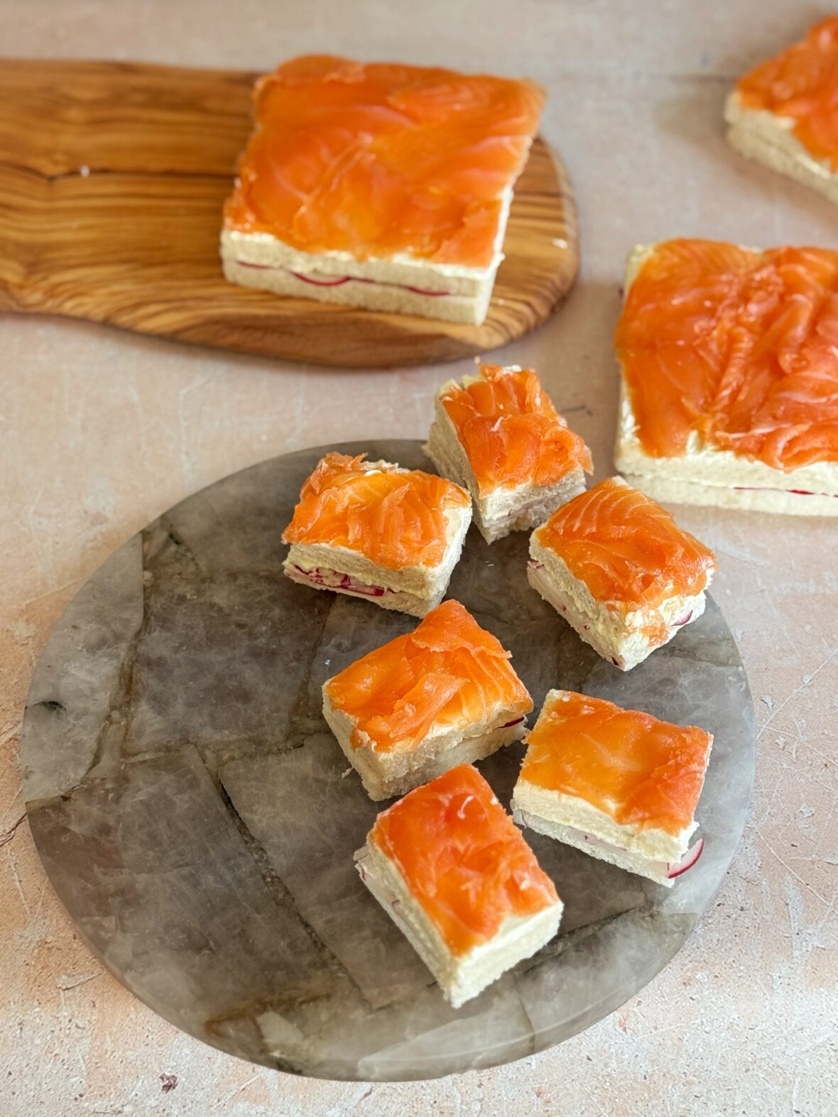 Finger-Sandwiches mit Räucherlachs, Wasabi und Meerrettich - ANA + NINA