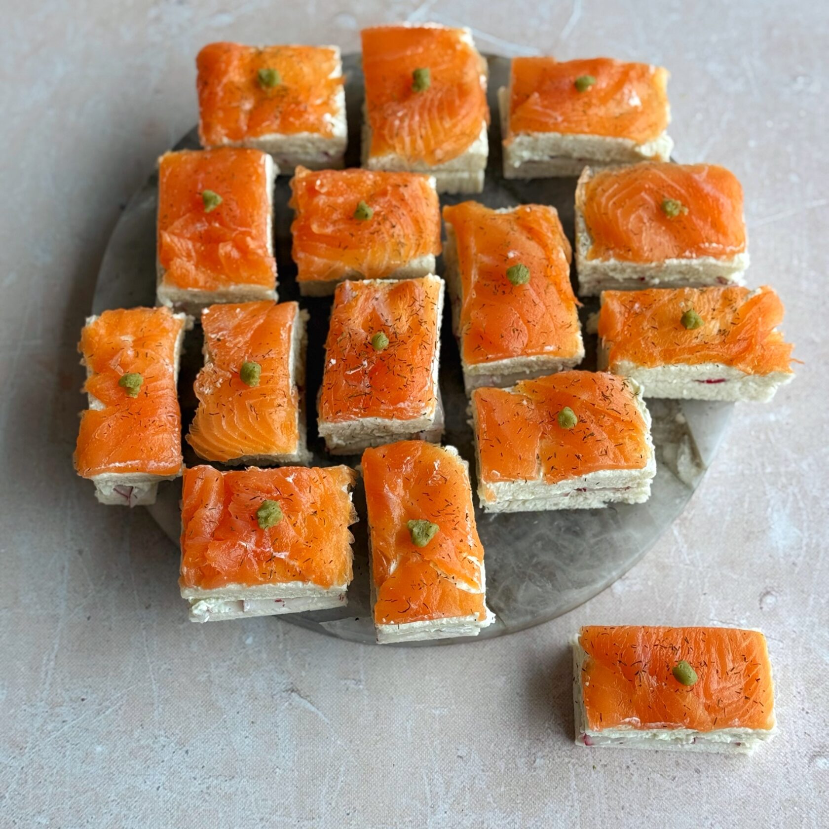 Finger-Sandwiches mit Räucherlachs, Wasabi und Meerrettich - ANA + NINA