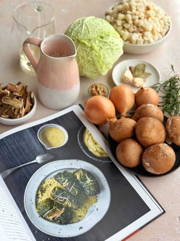 Wirsingwickel mit Pilzfüllung und körniger Senfsauce - ANA + NINA Wirsingwickel mit Pilzfüllung und körniger Senfsauce - ANA + NINA