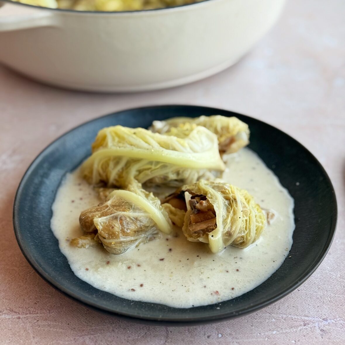 Wirsingwickel mit Pilzfüllung und körniger Senfsauce - ANA + NINA Wirsingwickel mit Pilzfüllung und körniger Senfsauce - ANA + NINA