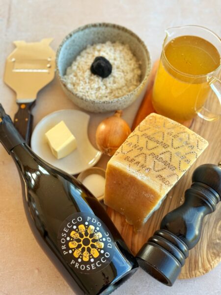 Zutaten (für 2 Personen) 200 g Risottoreis (Carnaroli oder Arborio) 1 Schalotte, fein gehackt 2 EL Olivenöl 2,5 dl Prosecco DOC 5 dl Gemüsebouillon 80 g Grana Padano g.U. Hartkäse, frisch gerieben 30 g Butter Frischer oder konservierter Trüffel zum Garnieren Salz und Pfeffer