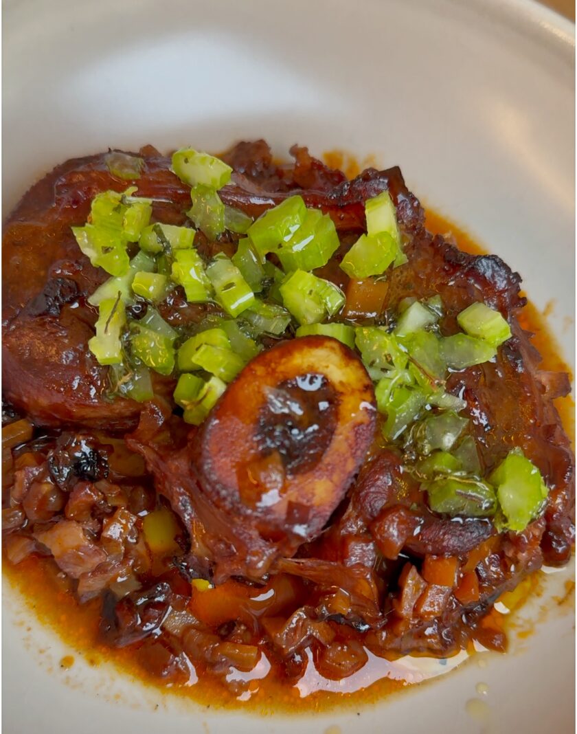 Ossobuco von Noah Bachofen auf einem Teller
