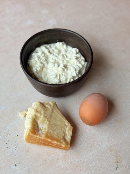 Zutaten (für 2 Personen): 200 g Hüttenkäse 1 Ei 50 g Parmesan Eine Prise Salz und Pfeffer Optional: Kräuter nach Wahl