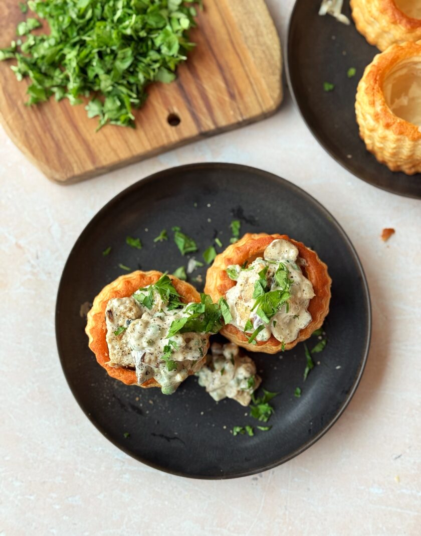 Diese vegetarische Variante der klassischen Schweizer Pastetli ist ein schnelles und köstliches Hauptgericht, das nicht nur Familien begeistert, sondern auch alle, die auf der Suche nach einer pflanzlichen Alternative sind. Und das Beste? In nur 15 Minuten zubereitet!