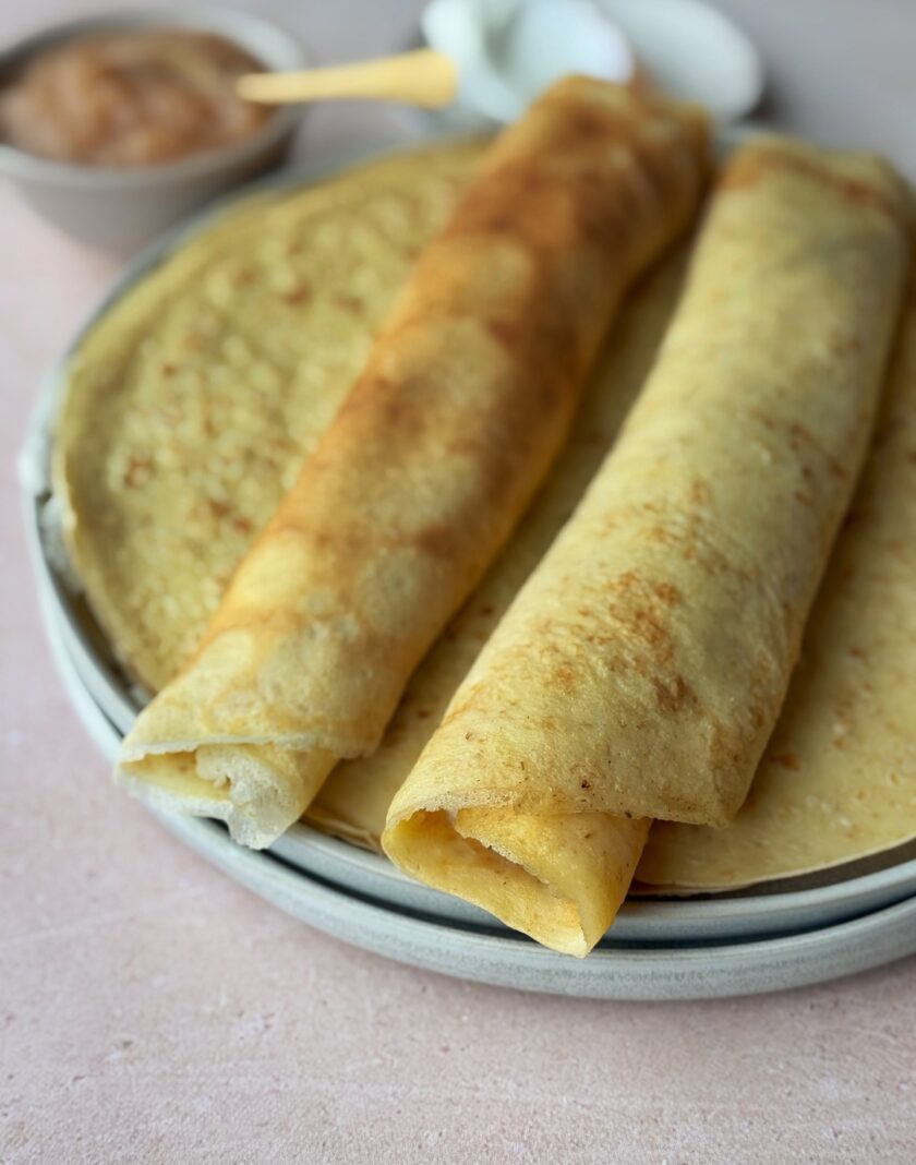 Wenig Butter in der Pfanne erhitzen. Teig hineingeben und bei reduzierter Hitze backen, bis die Unterseite goldbraun ist.Wenig Butter in der Pfanne erhitzen. Teig hineingeben und bei reduzierter Hitze backen, bis die Unterseite goldbraun ist..