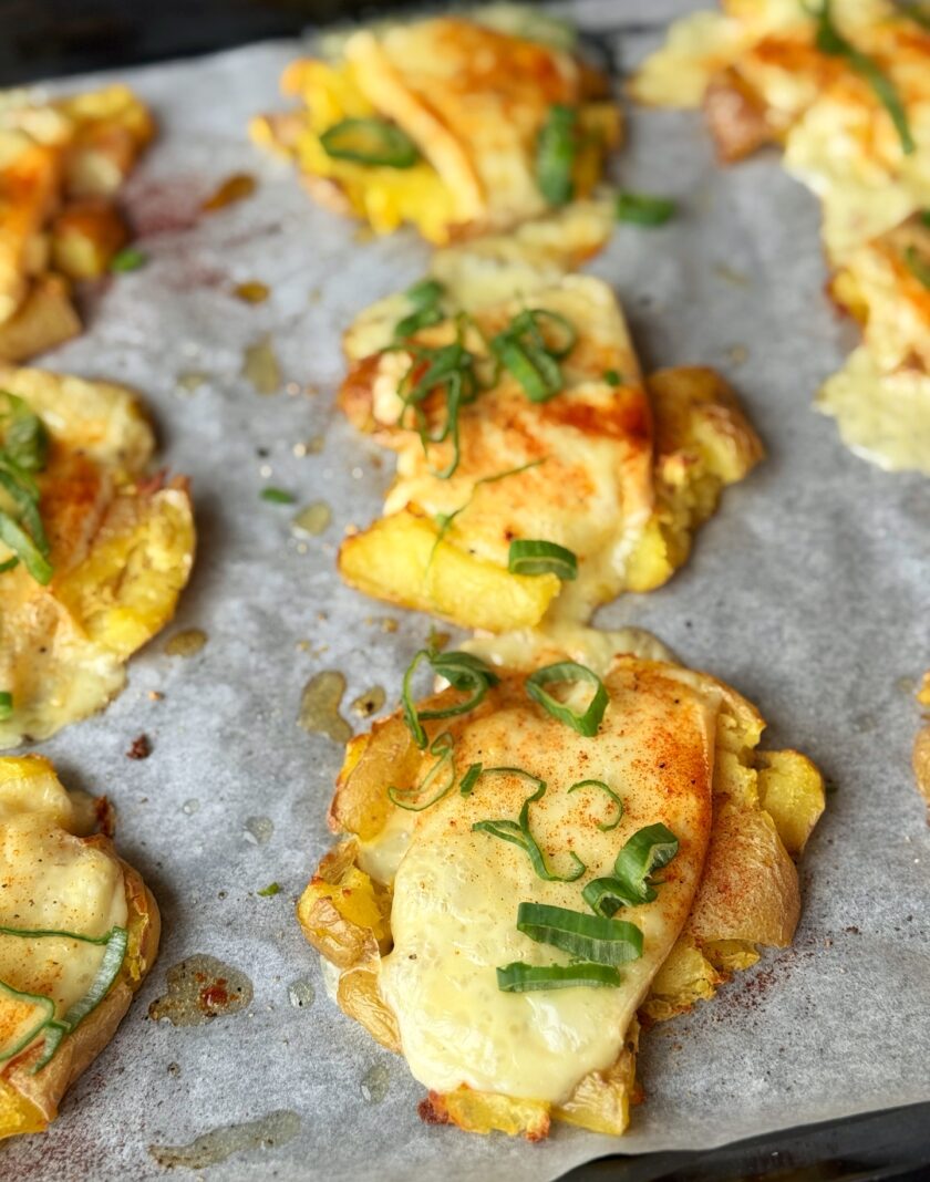 Knusprige Smashed Potatoes mit Raclettekäse