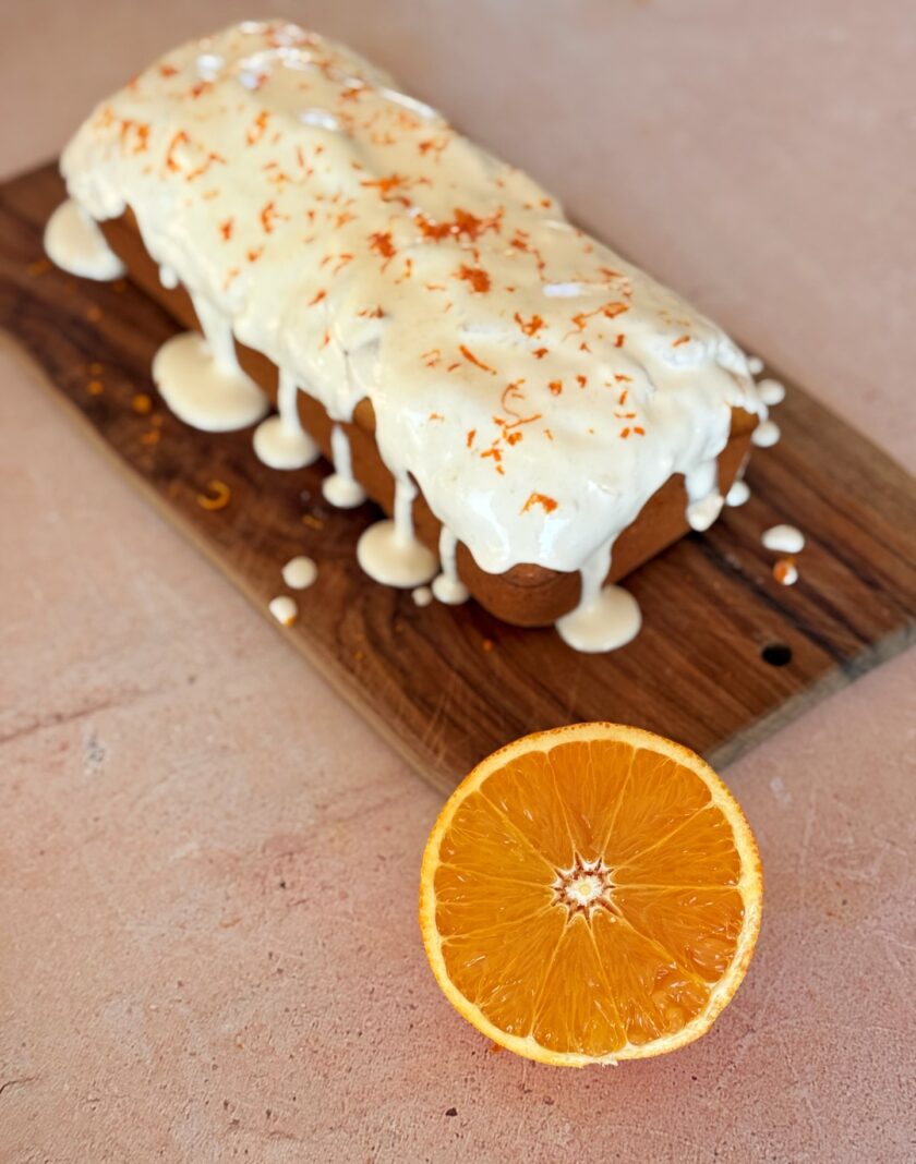 Schneller Karottenkuchen mit Frosting aus dem Mixer servieren