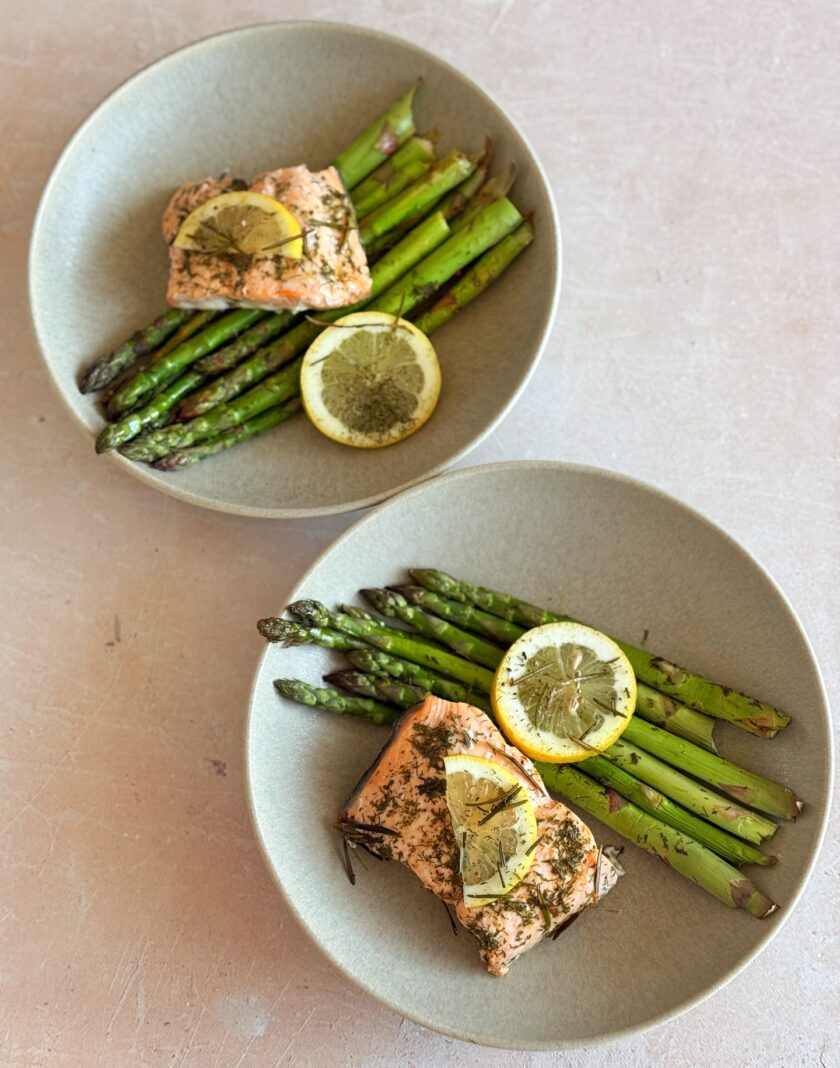 Spargel mit Lachs aus dem Backofen servieren
