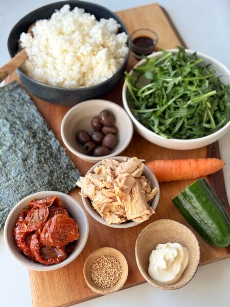 Zutaten: 300 g japanischer Rundkornreis 200 g Thunfischfilets in Öl 1 EL Mayonnaise 1 TL Sojasauce ¼ Gurke 8 Oliven, in Öl, ohne Stein 100 g getrocknete Tomaten, in Ol 30 g Rucola 1Kartoffeln 4 Nori-Blätter 1 EL weisse Sesamsaat 1 Prise feines Salz
