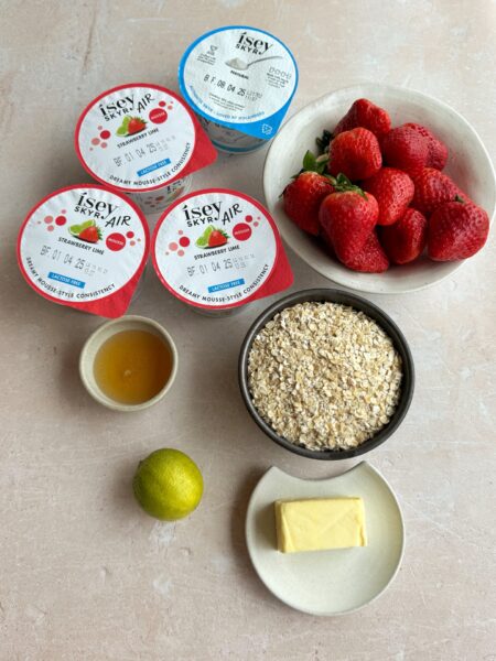 Zutaten: 150g Haferflocken 60 g Butter, geschmolzen 2 EL Honig 3 Ísey Skyr Erdbeer-Limette Mousse 1 Isey Skyr Natur 400 g frische Erdbeeren, in Scheiben geschnitten Abrieb von 1 Bio-Limette