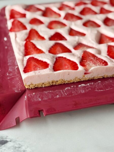 Verrührt das @iseyskyrswitzerland Ísey Skyr Erdbeer-Limette Mousse mit dem Isey Skyr Natur. Verteilt die Skyr-Erdbeer-Mischung auf dem Boden darauf. Schneidet die Erdbeeren in ca. 05. cm dicke Scheiben und verteilt sie darauf. Lasst alles für mindestens 30 Minuten im Kühlschrank durchkühlen.