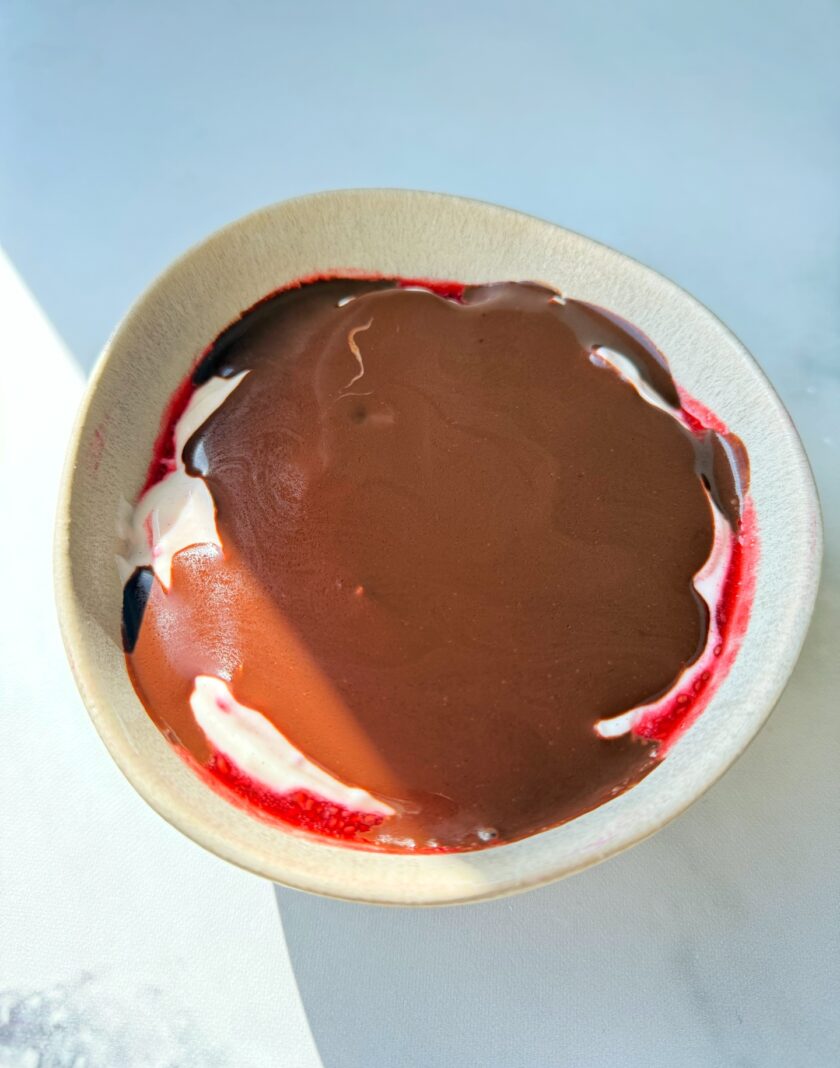 Himbeer Skyr Bowl mit Schokolade – der perfekte high Protein Snack!