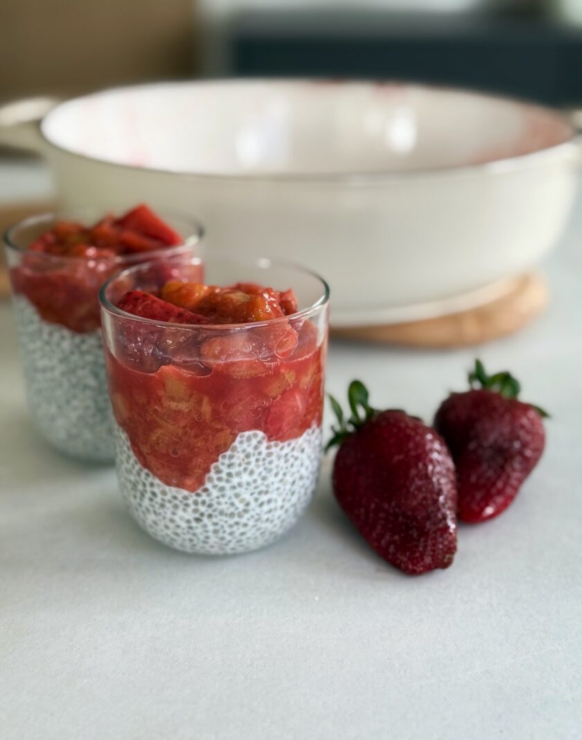 Ihr Lieben, der perfekte Sommer-Snack ist da! Rhabarber-Erdbeer-Chia-Pudding!🍓🌞