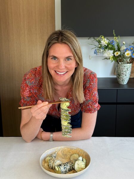 Cremiger Asiatischer Gurkensalat servieren