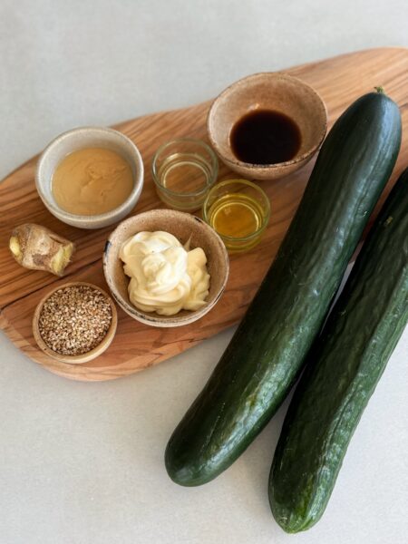 Zutaten: 2 EL Mayonnaise 1 EL Erdnussmus ½ Tl Ingwer gerieben 2 TL Sojasauce 1 TL Reisessig 1 TL Chiliöl 1 TL sesamsamen 2 Gurken