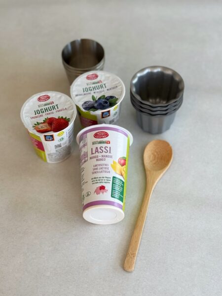 Die Zubereitung ist super einfach: 1 Bio Heidelbeer Joghurt retour aux sources 1 Bio Erdbeer Joghurt retour aux sources 1 Bio Mango Lassi retour aux sources 6 Förmchen z.B. ausgewaschene Joghurtbecher oder Timbaleformen 6 Holz Glacestängel