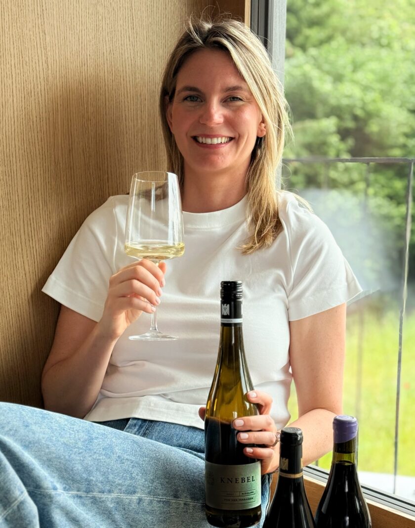 Anastasia Lammer mit Glas Wein in der Hand