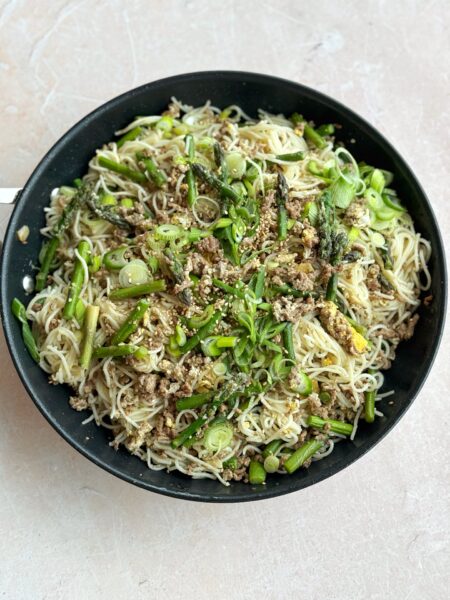 Manchmal braucht man ein Rezept, das fix geht, sättigt und trotzdem voller Geschmack ist. Genau das bietet diese asiatische Nudelpfanne mit Spargel und Ei! Sie ist die perfekte Wahl für stressige Tage, wenn man nach einem langen Arbeitstag keine Lust hat, ewig in der Küche zu stehen.