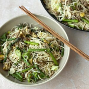 15-Minuten-Nudelpfanne mit Spargel & Ei – einfach, schnell und voller Geschmack! Wer kann da nein sagen? Würziges Rinderhackfleisch, knackiger Spargel & aromatischer Ingwer machen diese Nudelpfanne zu einem echten Geschmackserlebnis! Mit der @nahrin_ag Rinds Bouillon bekommt das Gericht eine vollmundige, ausgewogene Tiefe, die alle Aromen perfekt miteinander verbindet.